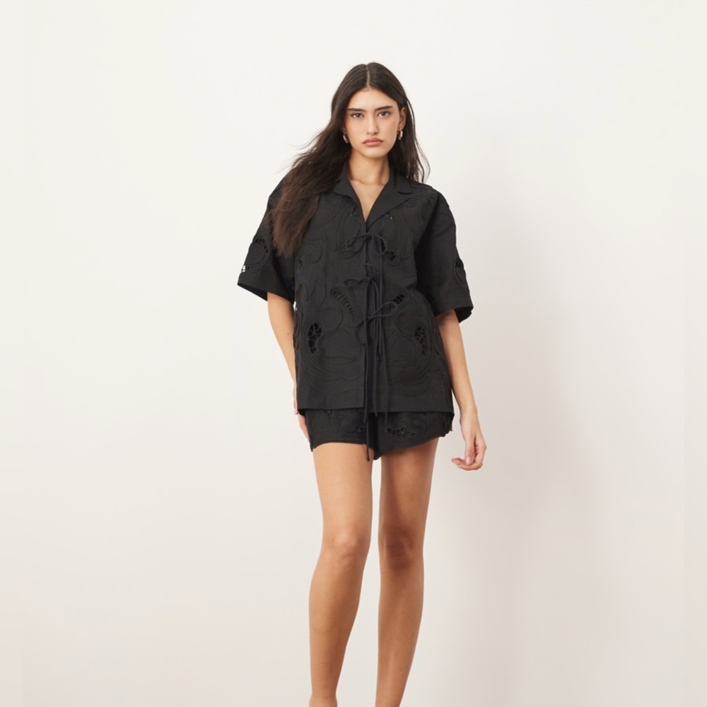 NWT ARRANGE Cotton Cutwork Embroidered Short Sleeve Tie Front Top & Shorts